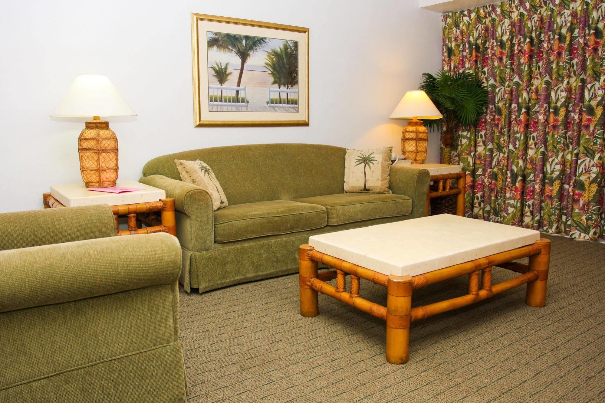Castaways Resort And Suites Freeport Bagian luar foto