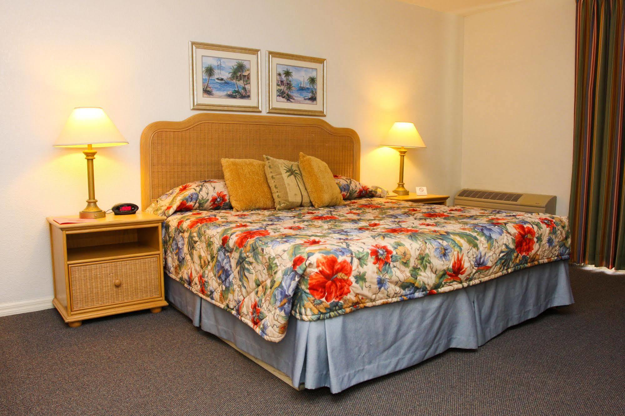 Castaways Resort And Suites Freeport Bagian luar foto